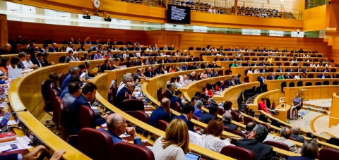 Senadores en sus escaños